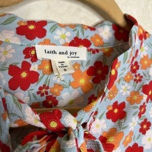 Women’s Blouse │Faith and‎ Joy Floral Top │  Size Small